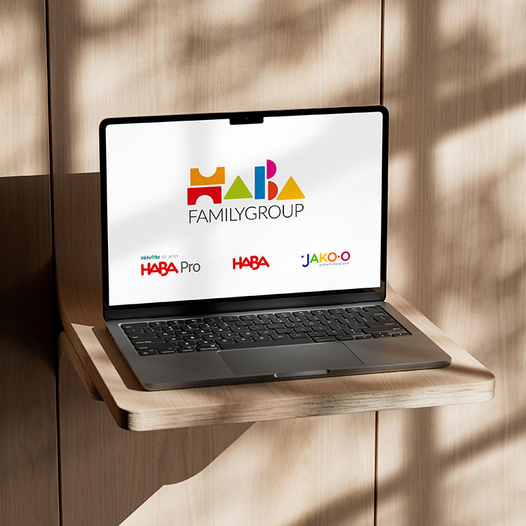 Laptop mit HABA Familygroup Logo und den Marken HABA Pro, HABA und JAKO-O als Symbolbild für den B2B & B2C E-Commerce Relaunch